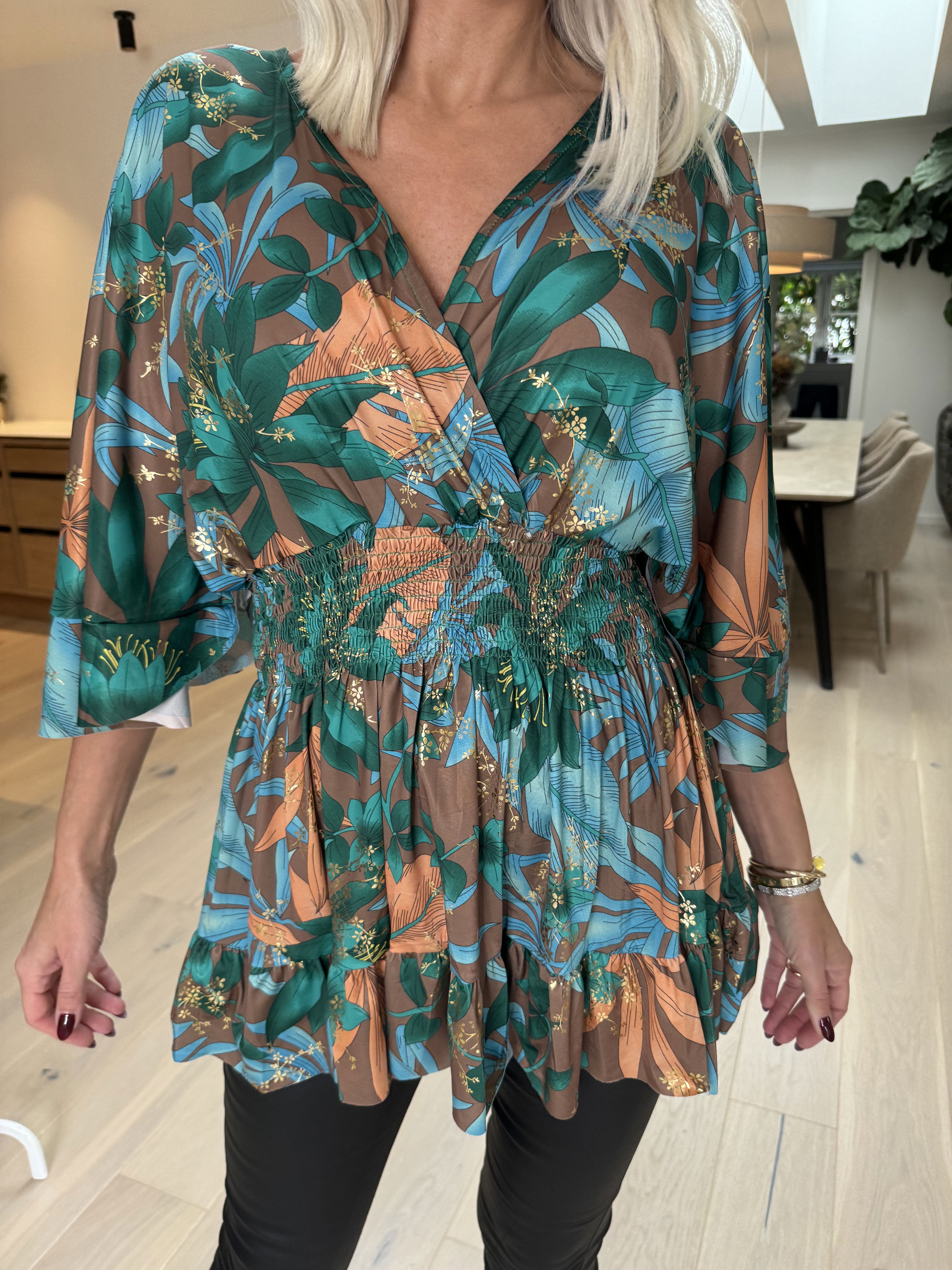 Pamela Gold Flower Shirt - Söt tunika med smock och volanger